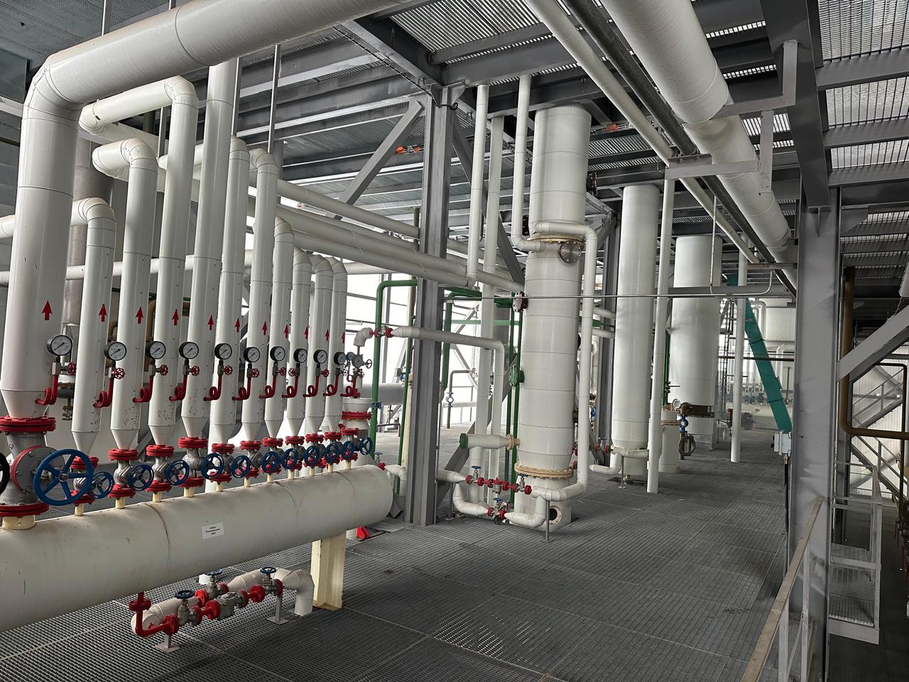 Трубопроводи рафінаційної системи з клапанами та манометрами