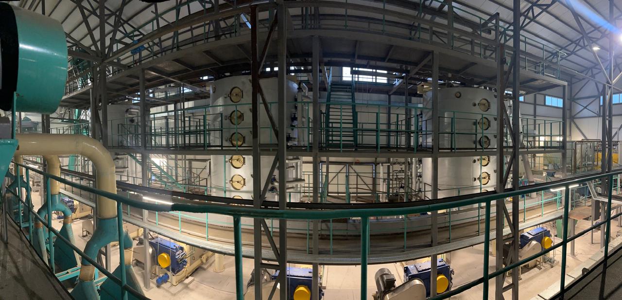 Панорамний вигляд екстрактора — основне обладнання заводу