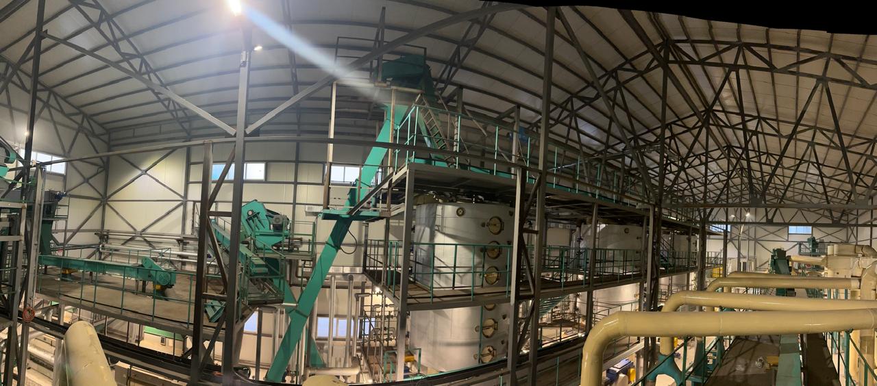 Панорама виробничого цеху з конвеєрами та обладнанням