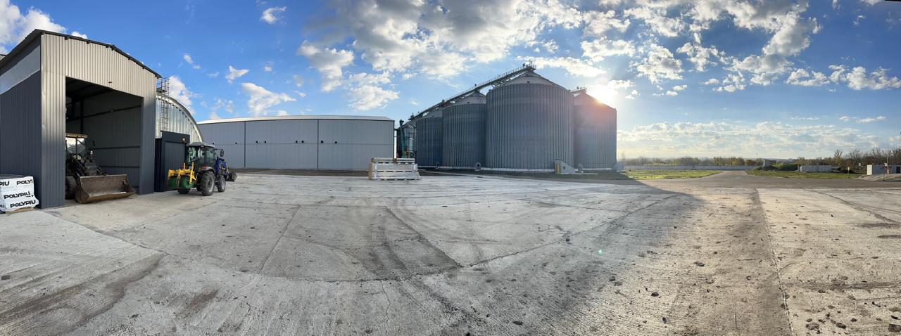 Територія елеваторного комплексу — зернові силоси, складські приміщення та техніка