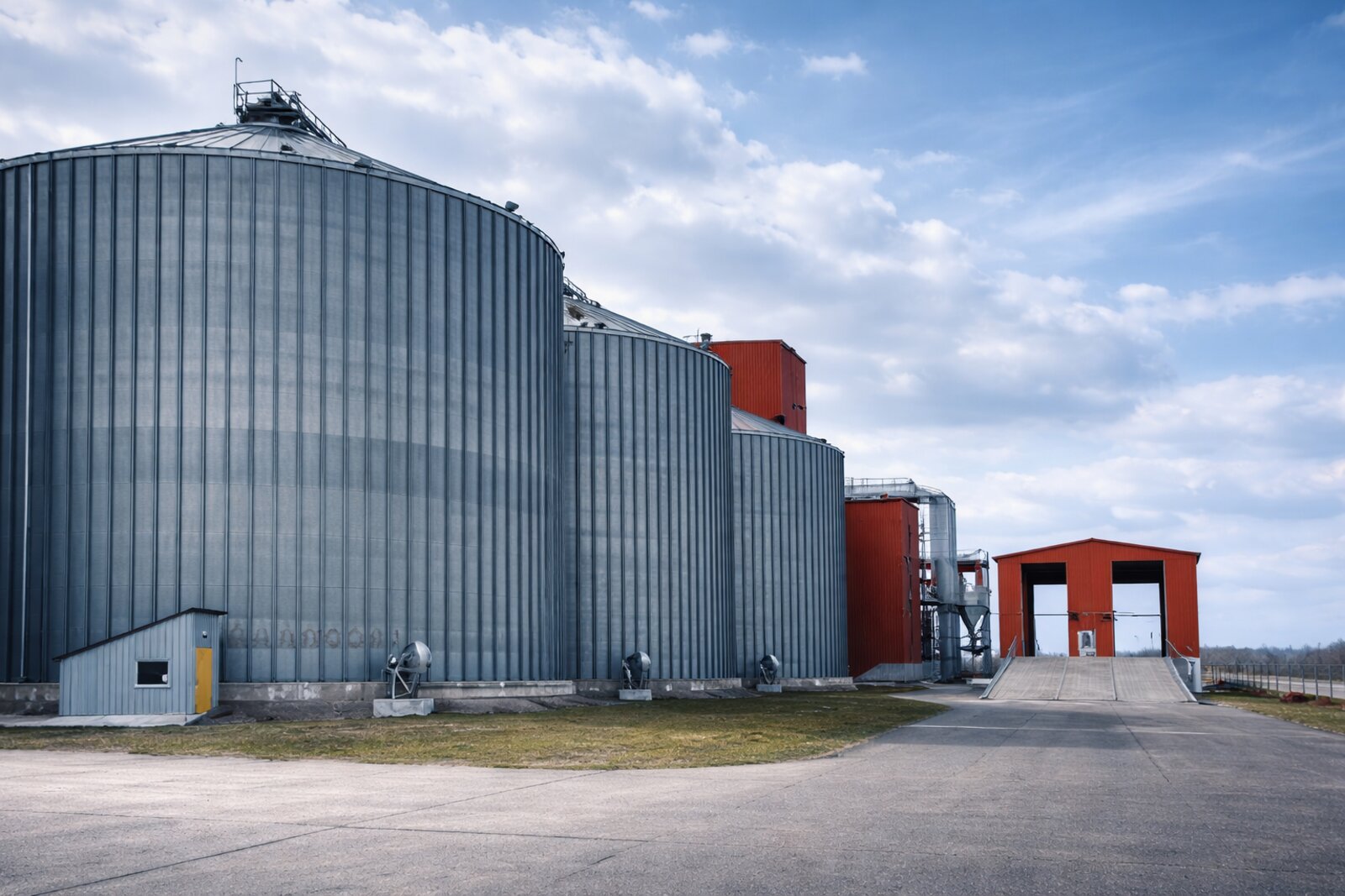 Елеваторні силоси та приймальний пункт