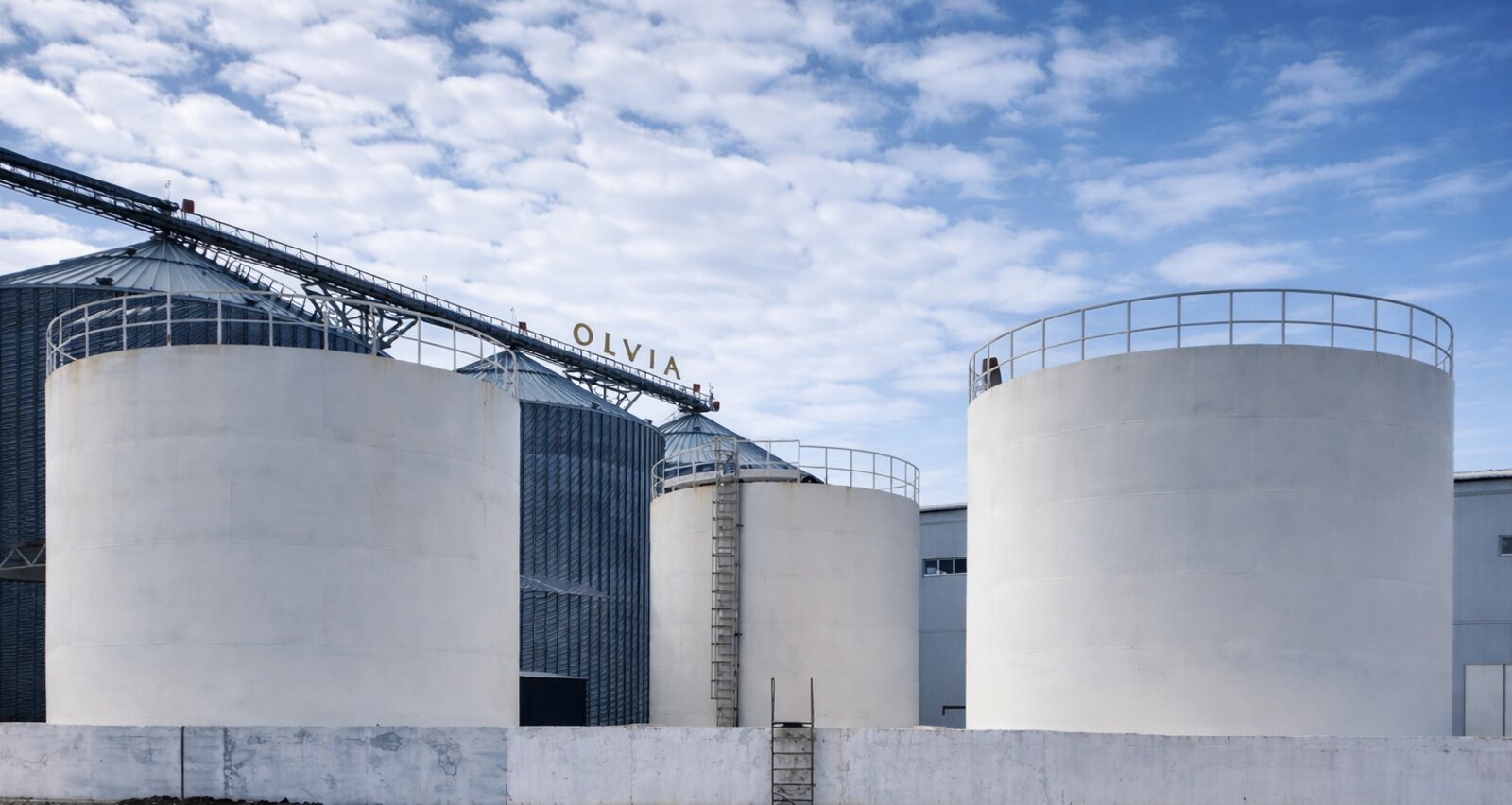Резервуари зберігання олії з брендингом OLVIA та зернові силоси